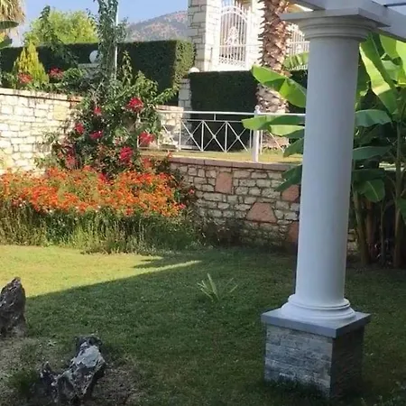 Full With Private Garden Apartment *